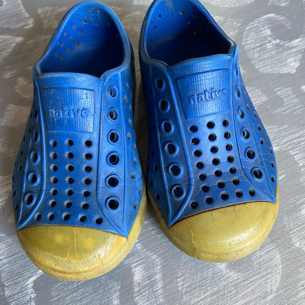 Native Kids Jefferson slip on shoes blue size‎ C6